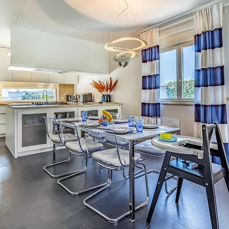 4 Bedroom Amazing In Holiday home