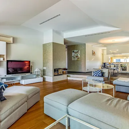 4 Bedroom Amazing In Holiday home *