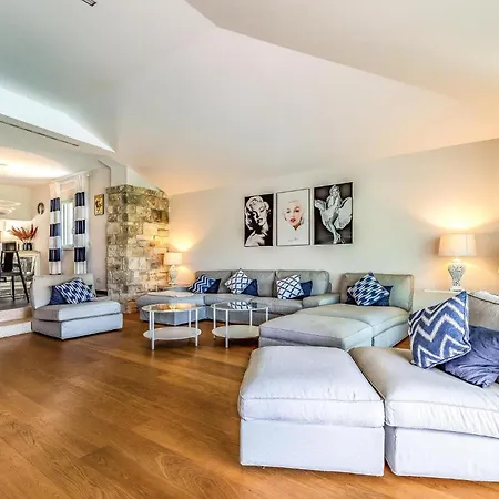 4 Bedroom Amazing In *