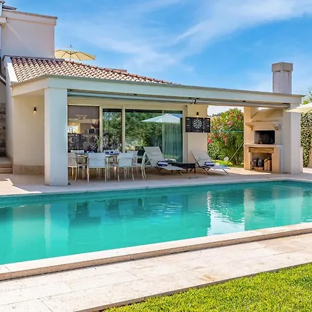 4 Bedroom Amazing In Holiday home