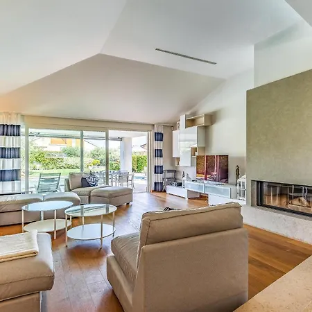 4 Bedroom Amazing In Holiday home *