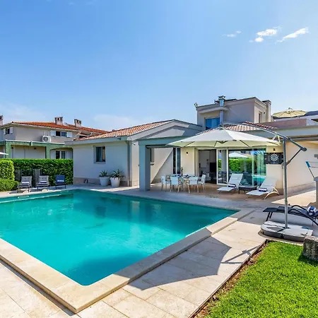 4 Bedroom Amazing In Holiday home *