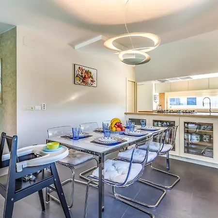 4 Bedroom Amazing In Holiday home *