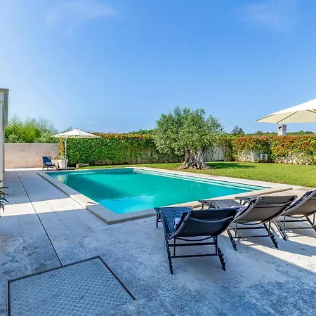 4 Bedroom Amazing In Holiday home Banjole