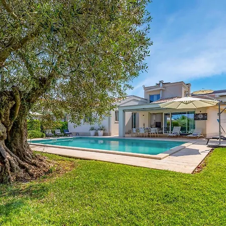 Holiday home 4 Bedroom Amazing In Banjole