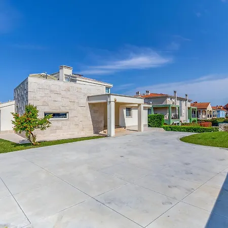 4 Bedroom Amazing In Banjole