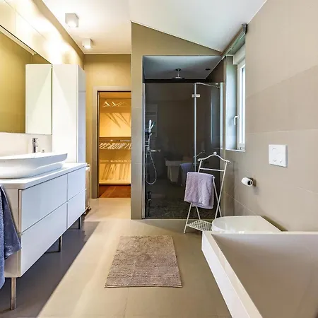 4 Bedroom Amazing In Holiday home