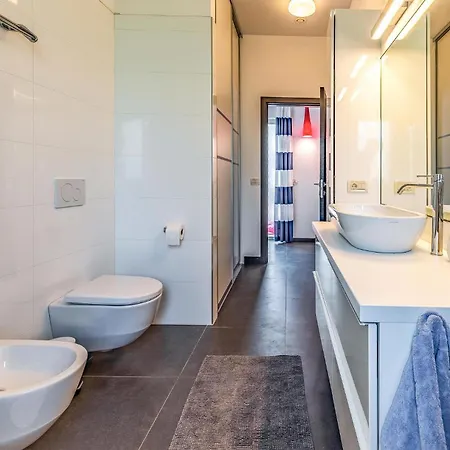 4 Bedroom Amazing In Holiday home *