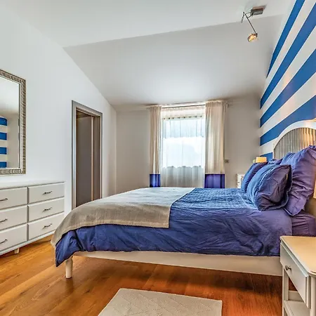 4 Bedroom Amazing In Holiday home