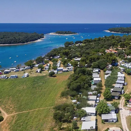 4 Bedroom Amazing In Holiday home