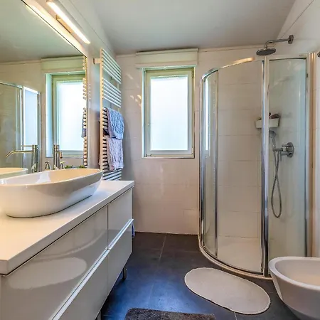 4 Bedroom Amazing In Holiday home Banjole
